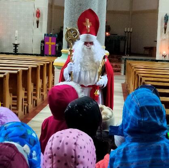 Wir suchen den Nikolaus im Dorf und finden ihn in der St. Jakobus Kirche